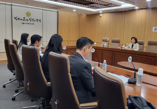 나경원(오른쪽) 국민의힘 전 의원은 17일 자신의 페이스북에 최근 청년세대 변호사단체인 '새로운 미래를 위한 청년 변호사 모임'(새변) 임원진을 서울지방변호사회 사무실에서 면담한 모습의 사진을 게재했다.<나경원 전 국회의원 페이스북>